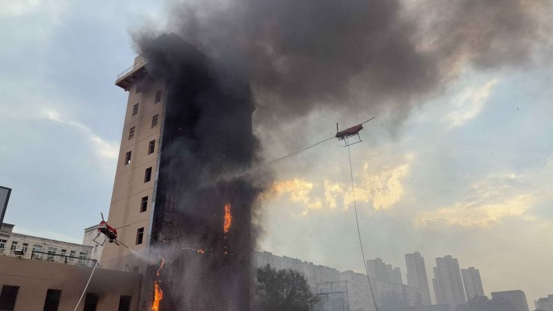 鄭州市舉行無(wú)人機(jī)高層建筑滅火救援大型實(shí)戰(zhàn)演練